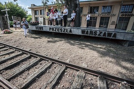 Pod pomnikiem na terenie byłego obozu w Pruszkowie zostały złożone kwiaty.