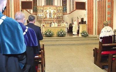 ▼	Środowisko uczelni przybyło na Eucharystię poprzedzającą inaugurację nowego cyklu zajęć.