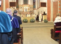 ▼	Środowisko uczelni przybyło na Eucharystię poprzedzającą inaugurację nowego cyklu zajęć.