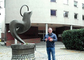 	Ks. Robert Chudoba na tzw. placu Ducha Świętego, upamiętniającym pielgrzymkę papieską. 