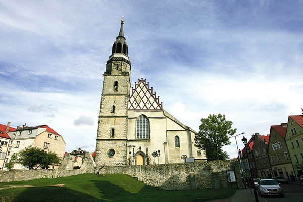 ▲ Bazylika w Bolesławcu pięknieje i korzysta z funduszy unijnych, niemniej ogromną część pieniędzy na remonty wpłacili sami parafianie.