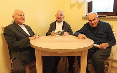 ▲	Od lewej: ks. Franciszek Krosman, ks. Ryszard Hajduk  oraz ks. Józef Frąc.