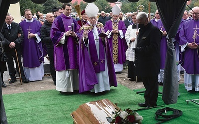 ▲	Zgromadzenie liturgiczne nad grobem zmarłego księdza.