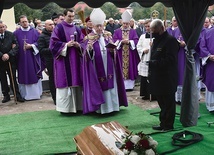 ▲	Zgromadzenie liturgiczne nad grobem zmarłego księdza.