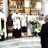 ▲	Jeszcze przed rozpoczęciem Mszy św. karmelitę przywitali przedstawiciele parafii.