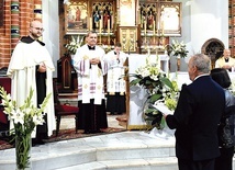 ▲	Jeszcze przed rozpoczęciem Mszy św. karmelitę przywitali przedstawiciele parafii.
