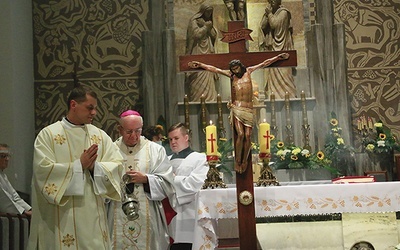▲	Uroczystej Mszy św. odpustowej, podczas której wprowadzono krucyfiks do parafii, przewodniczył abp Stanisław Budzik. 