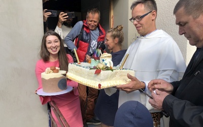 O. Krzysztof Ruszel OP i Magdalena Waligóra prezentują piekne torty, przygotowane na inaugurację działalności Cafe Siena.