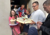 O. Krzysztof Ruszel OP i Magdalena Waligóra prezentują piekne torty, przygotowane na inaugurację działalności Cafe Siena.