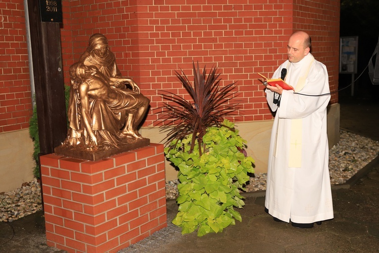 Odsłonięcie wystawy i poświecenie figury w sanktuarium w Obornikach Śląskich