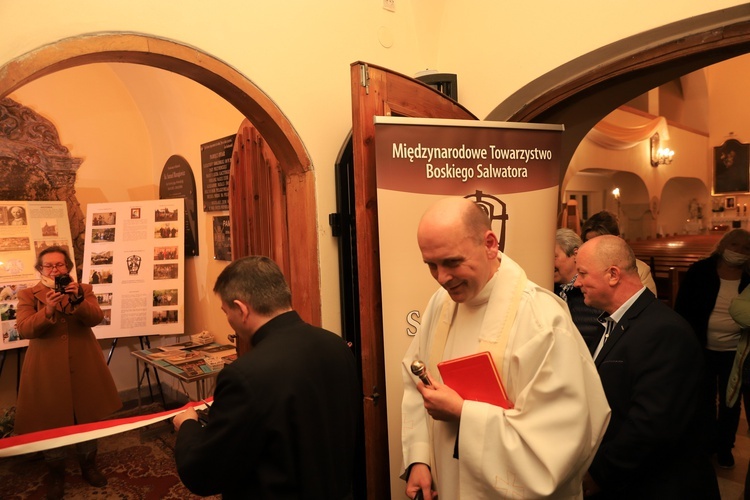 Odsłonięcie wystawy i poświecenie figury w sanktuarium w Obornikach Śląskich