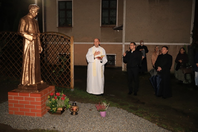 Odsłonięcie wystawy i poświecenie figury w sanktuarium w Obornikach Śląskich