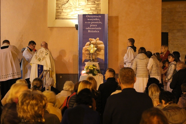 Po Mszy św. odbyła się procesja różańcowa do 5 ołtarzy ustawionych wokół świątyni.