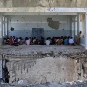 Tak odbywał się pierwszy dzień nauki w jednej z jemeńskich szkół.