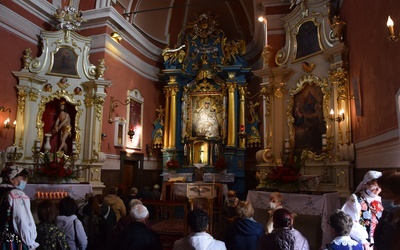 Róze Różańcowe o ustanie pandemii prosiły Matkę Bożą Pocieszycielkę Strapionych. 