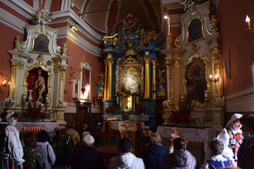 Róze Różańcowe o ustanie pandemii prosiły Matkę Bożą Pocieszycielkę Strapionych. 