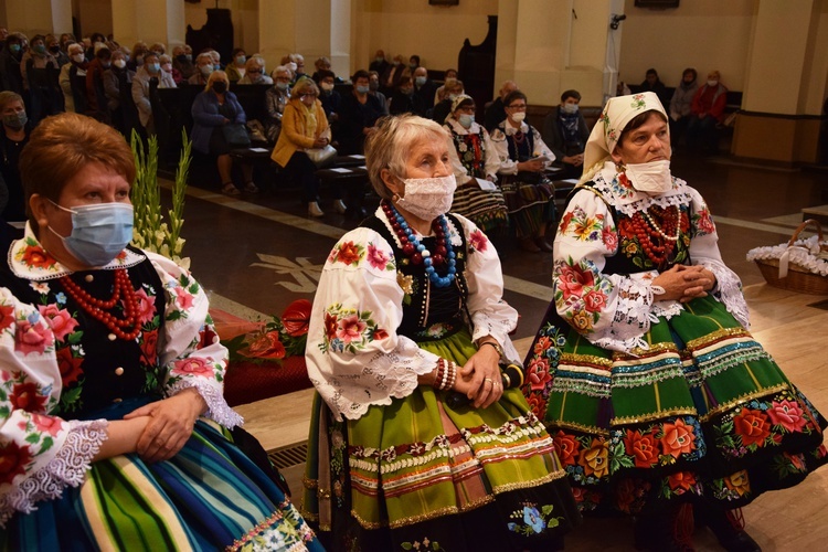 W maskach z różańcami