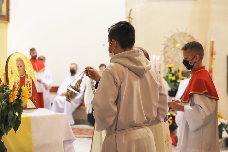 Powitanie relikwii św. Jana Pawła II w parafii w Czernichowie