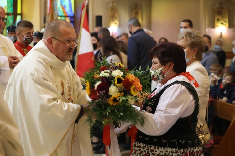 Powitanie relikwii św. Jana Pawła II w parafii w Czernichowie