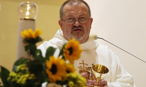 O. Sławomir Zieliński ofiarował do kościoła w Czernichowie kielich maszlany z pateną.