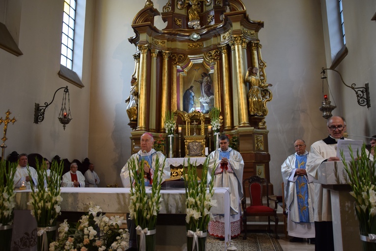 Pielgrzymka Kół Żywego Różańca do Domaniewic