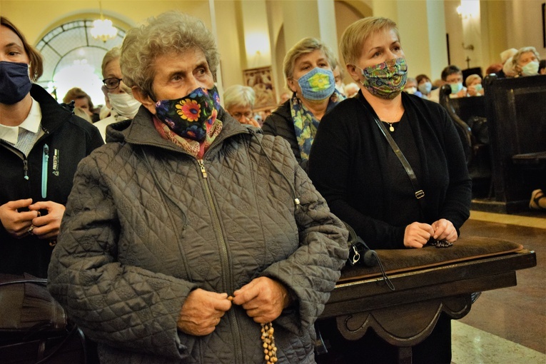 Pielgrzymka Kół Żywego Różańca do Domaniewic