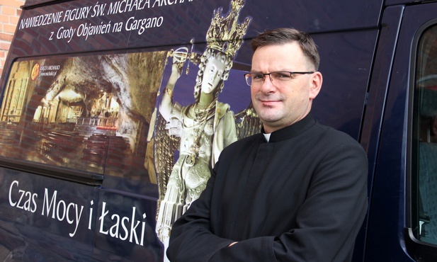 - Wraz z figurą przybywa do parafii i ich mieszkańców najpotężniejszy z aniołów - mówi ks. Rafał Szwajca.
