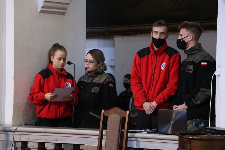 Ślubowanie w KLO w Henrykowie - rok szkolny 2020/2021