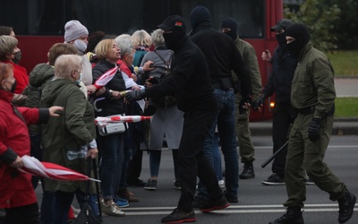 Białoruś: Przeciw emerytom użyto gazu łzawiącego i granatów hukowych