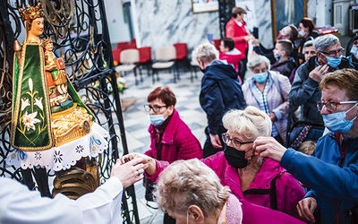 ▼	Pielgrzymi mogli z bliska pokłonić się cudownej figurce Matki Bożej.