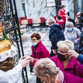 ▼	Pielgrzymi mogli z bliska pokłonić się cudownej figurce Matki Bożej.