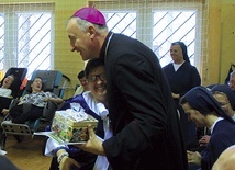▲	Zdaje się, że jeszcze nikt biskupowi za posługę z taką serdecznością nie dziękował.