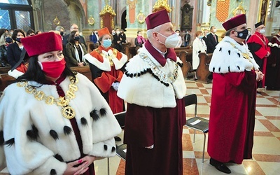 W liturgii uczestniczył rektor KUL ks. prof. Mirosław Kalinowski (w środku).