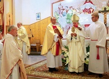 Abp Mieczysław Mokrzycki przekazał dar wspólnocie parafialnej.