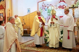 Abp Mieczysław Mokrzycki przekazał dar wspólnocie parafialnej.