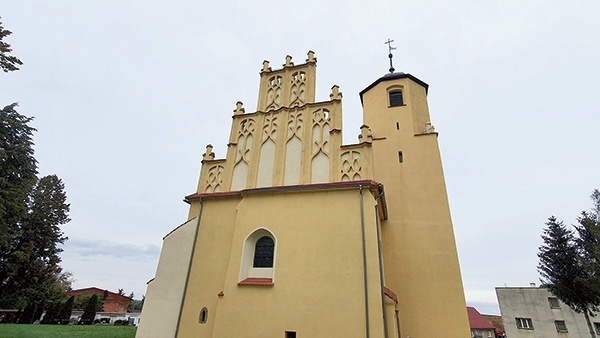 ▲	Jednym z ciekawszych rozwiązań architektonicznych jest fasada zachodnia ozdobiona późnogotyckim szczytem sterczynowym.