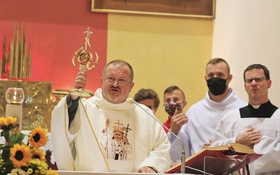Ojciec Sławomir Zieliński pobłogosławił wiernych papieskim relikwiarzem. 