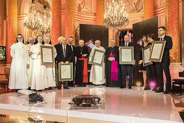 ▲	– Nigdy nie zdołamy odpłacić św. Janowi Pawłowi II. Wciąż od niego wiele otrzymujemy dzięki tajemnicy świętych obcowania – mówili laureaci.