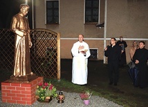 ▲	Pomnik założyciela Towarzystwa Boskiego Zbawiciela przypomina o nadchodzącej beatyfikacji.