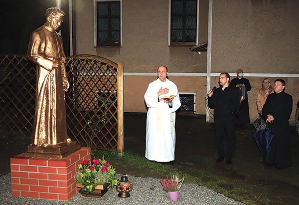 ▲	Pomnik założyciela Towarzystwa Boskiego Zbawiciela przypomina o nadchodzącej beatyfikacji.