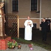 ▲	Pomnik założyciela Towarzystwa Boskiego Zbawiciela przypomina o nadchodzącej beatyfikacji.