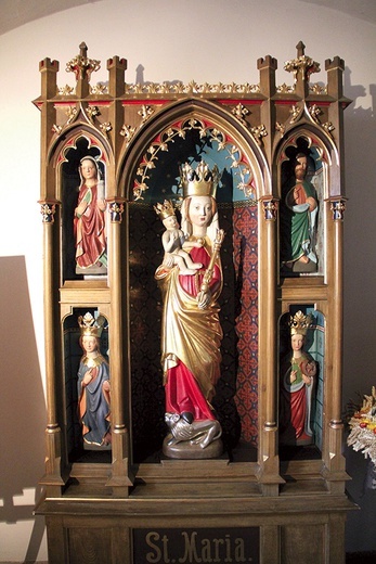 ▲	 Najstarszym wyposażeniem kościoła w Bielanach Wrocławskich jest zespół rzeźb z dawnego, średniowiecznego ołtarza. Są umieszczone w neogotyckiej, XIX-wiecznej nastawie. W centrum jest figura Matki Bożej z początku XV w.