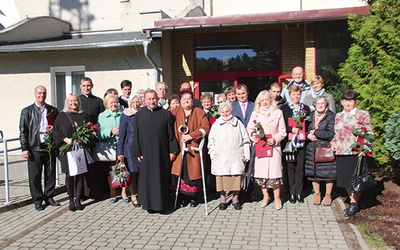 ▲	Pamiątkowe zdjęcie wolontariuszy, dawnego i obecnego proboszcza oraz gości z innych parafii.