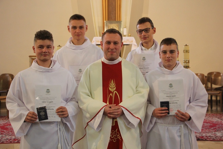 W gronie promowanych są m.in. lektorzy z Krośniewic. Podczas uroczystości towarzyszył im ks. Łukasz Blados, wikariusz krośniewickiej parafii.