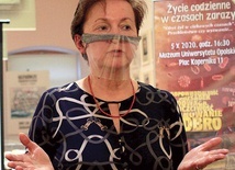 Prelegentka podczas wykładu w Muzeum Uniwersytetu Opolskiego.