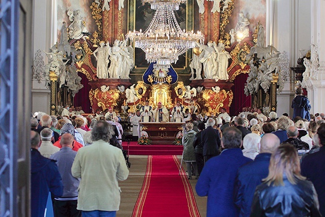 	Grupy różańcowe  to najpopularniejszy rodzaj wspólnot w parafiach diecezji legnickiej. 