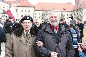 	Mjr Szuro, wyprostowany jak struna, wciąż bierze udział w uroczystościach patriotycznych.