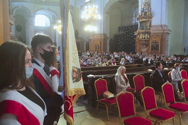 	Uroczystości w katolickiej szkole uświetniła obecność wielu oficjeli.