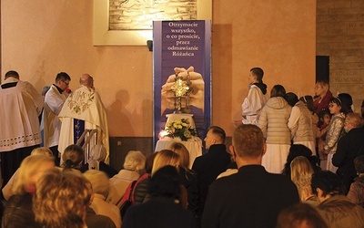 	Sochaczewscy wierni wędrowali do pięciu ołtarzy ustawionych w ogrodzie świątyni.