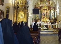 Modlitwa w kościele Podwyższenia Krzyża Świętego w Gliwicach.